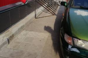 В Брянске водитель куска металлолома на колесах заблокировал пандус