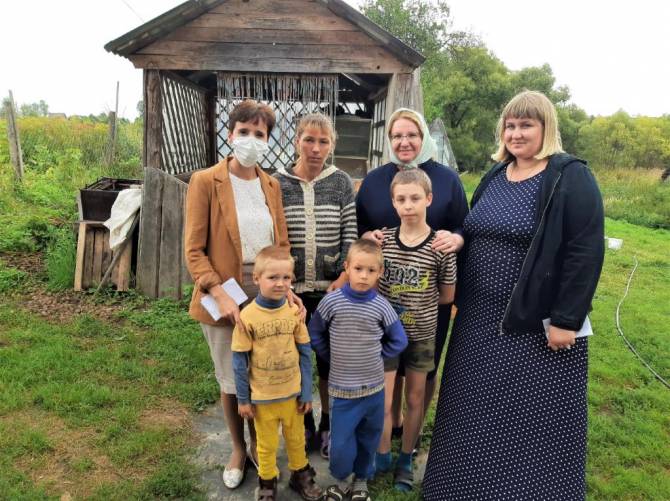 Многодетным семьям из Жуковского района подарили продуктовые корзины
