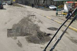 В Брянске перед остановкой заметили яму-ловушку для автобусов и маршруток