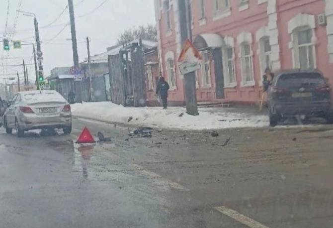 В Брянске на улице Ульянова разбились две легковушки