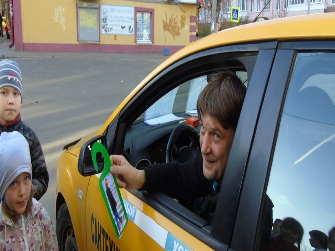 В Брянске школьники обратились к автомобилистам через картонные крючки