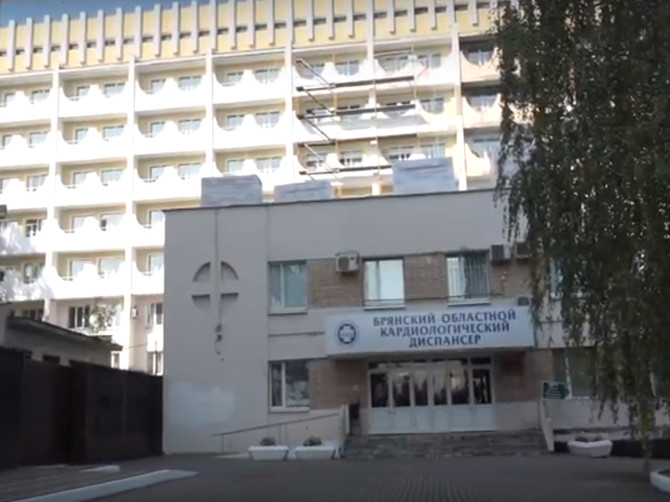 В Брянске впервые с момента постройки ремонтируют фасад кардиодиспансера