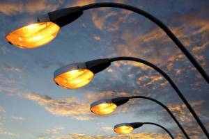 В новозыбковском парке изуродовали антивандальные светильники