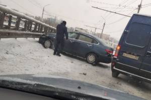 В Брянске на путепроводе по Литейной столкнулись автомобили