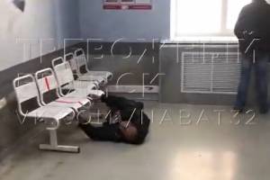 В брянской больнице №1 врачи бросили на полу беспомощного пациента