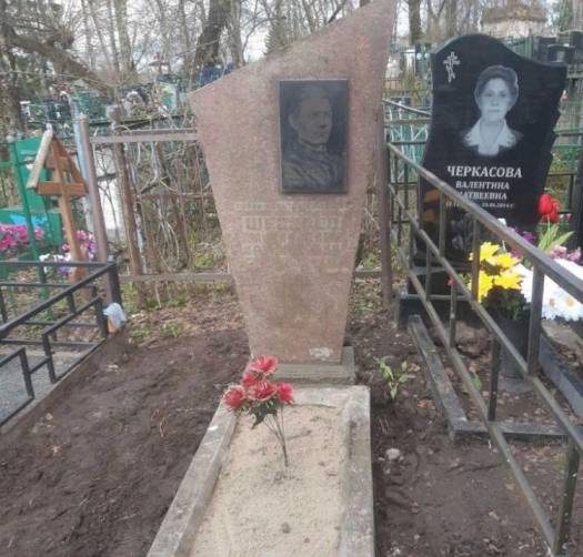 В Брянске восстановили упавший памятник на могиле Героя Советского Союза