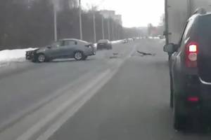 В Брянске сняли на видео столкновение двух легковушек на Флотской