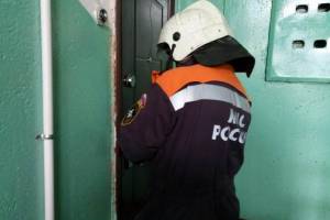 В Новозыбкове спасатели вскрыли дверь и вызволили ребёнка из запертой квартиры