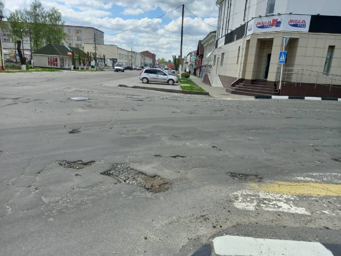 Жители Новозыбкова пожаловались на убитую дорогу в центре города