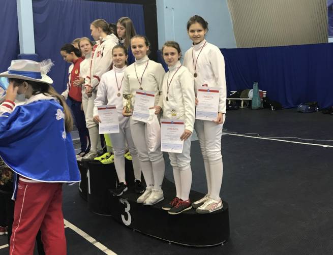 Брянские девушки заняли третье место на всероссийском турнире по фехтованию