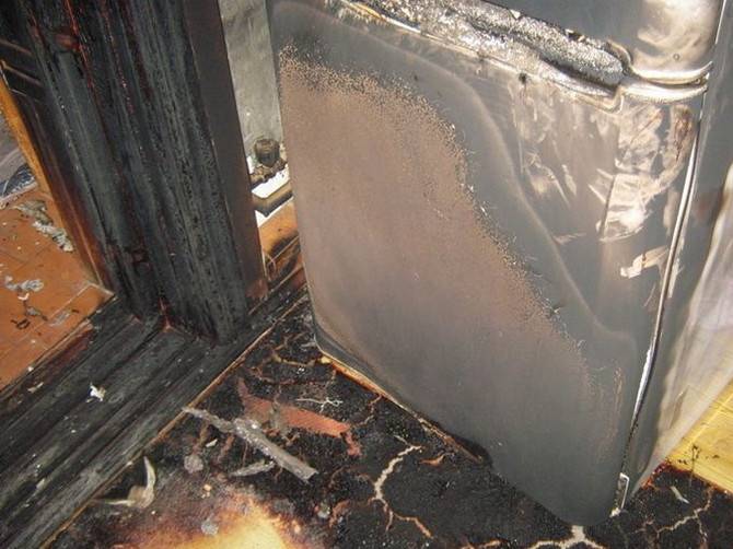 В Севске загоревшийся в магазине холодильник устроил переполох
