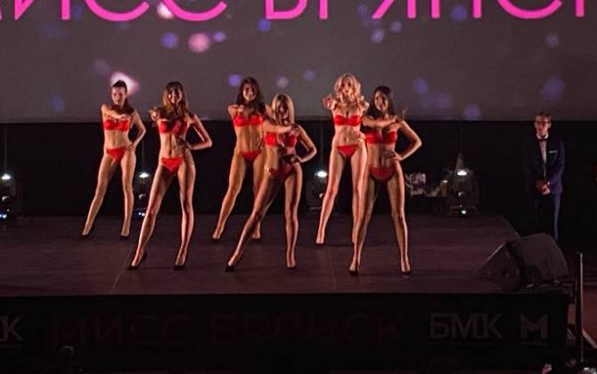 Участницы конкурса «Мисс Брянск 2020» продефилировали в купальниках