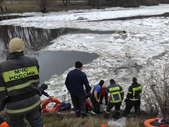 В Брянске двое мужчин решили поплавать на байдарке и оказались в ледяной воде