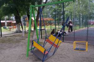 В Брянске вандалы сломали качели на детской площадке