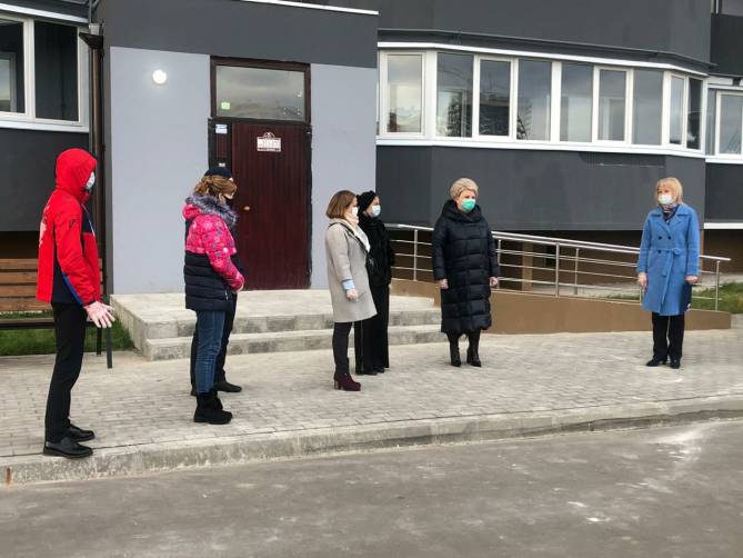 В Брянске новый заместитель мэра вручила ключи от квартир сиротам