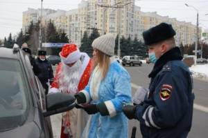 Брянских водителей с Новым годом поздравили Дед Мороз и Снегурочка