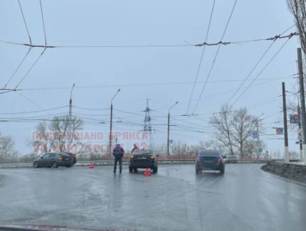 На кольце у вокзала «Брянск-I» столкнулись две легковушки