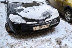 На улице Брянского фронта водитель повредил чужую машину и скрылся