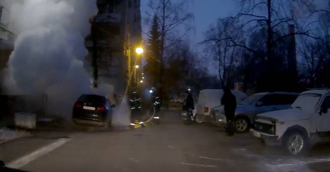 В Брянске на улице 3-го Интернационала сгорела легковушка