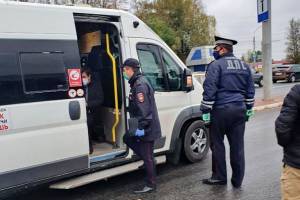 В брянском транспорте за выходные поймали 49 безмасочников 