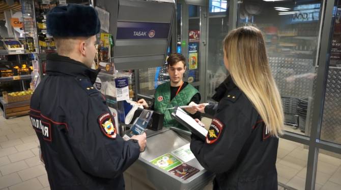 Брянские полицейские провели инструктажи по распознаванию фальшивок в 6190 магазинах