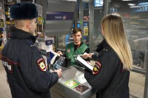 Брянские полицейские провели инструктажи по распознаванию фальшивок в 6190 магазинах