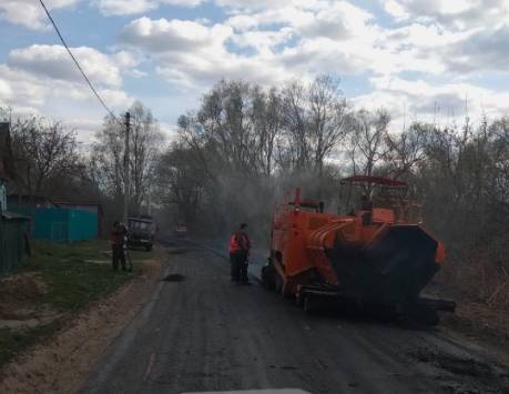 В деревне Тростань под Новозыбковом начали укладывать асфальт