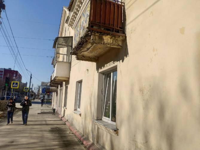 Часть балкона рухнула со 2 этажа дома на тротуар по улице Пушкина в Брянске