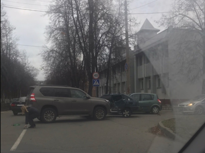 В Брянске возле БГТУ внедорожник протаранил ВАЗ