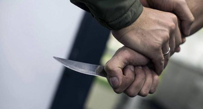 В Брянске уголовник напал с ножом на брата и собутыльника