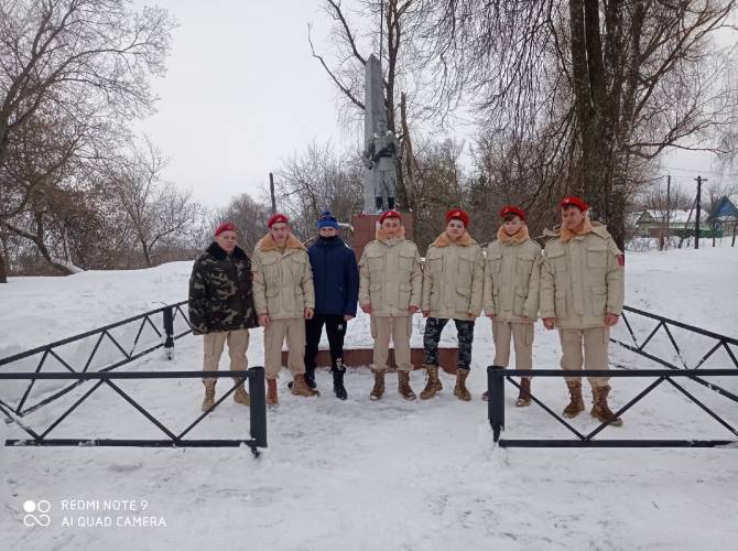 Юнармейцы в Трубчевске расчистили от снега Братскую могилу