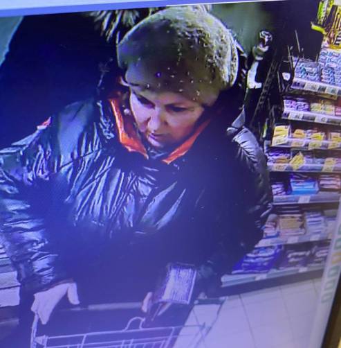В Брянске полицейские разыскивают женщину, расплатившуюся в магазине чужой банковской картой