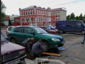В центре Новозыбкова машина провалилась в люк