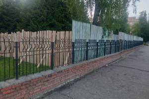В Брянске детскую горбольницу №1 обнесли таинственным забором