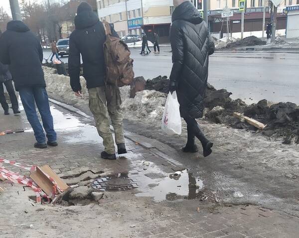 В Брянске на улице 3-го Интернационала появился опасный провал