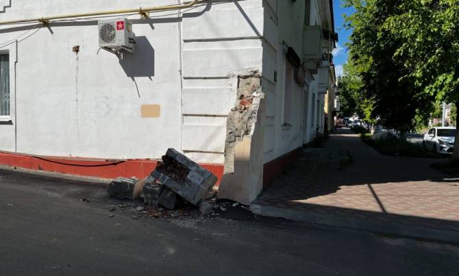 В Брянске обрушилась часть фасада памятника архитектуры на Калинина