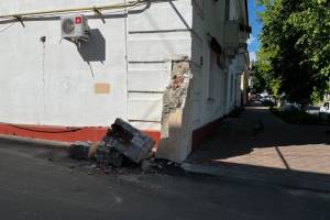 В Брянске обрушилась часть фасада памятника архитектуры на Калинина