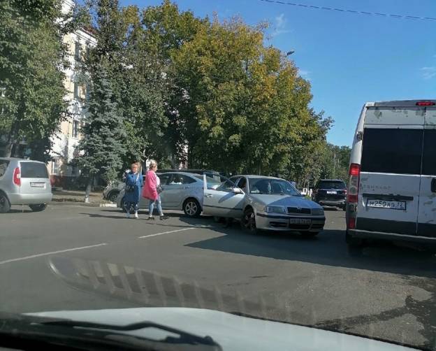 На Комсомольской в Брянске столкнулись две легковушки