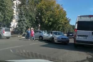 На Комсомольской в Брянске столкнулись две легковушки