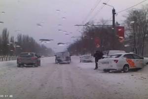 В Брянске автомобиль такси Didi влетел в сугроб возле школы №28