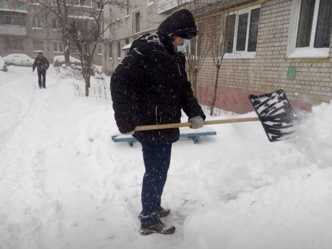 В Брянской области пытаются побороть снег во дворах
