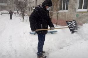 В Брянской области пытаются побороть снег во дворах