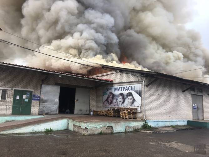 В Брянске локализовали огонь на горящем складе магазина «Меркурий» 