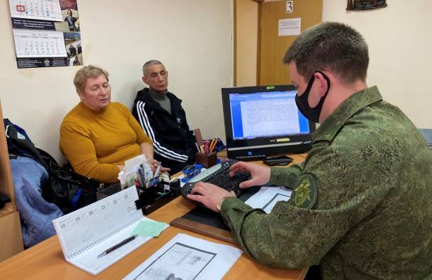 Брянские следователи купили одежду сбежавшей от снарядов семье из Донбасса