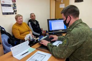 Брянские следователи купили одежду сбежавшей от снарядов семье из Донбасса