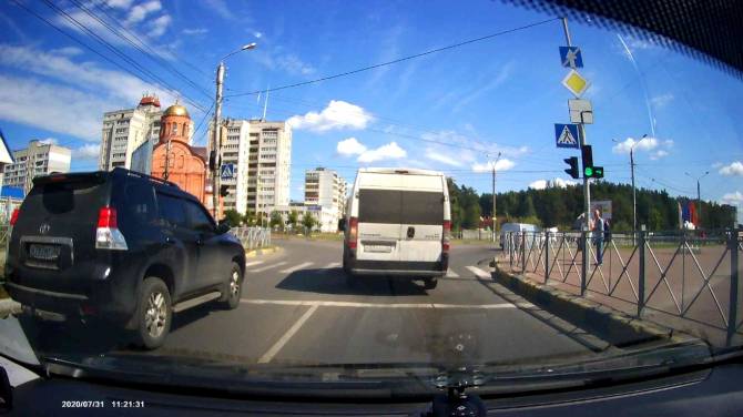В Брянске водитель маршрутки №79 повернул налево из правого ряда