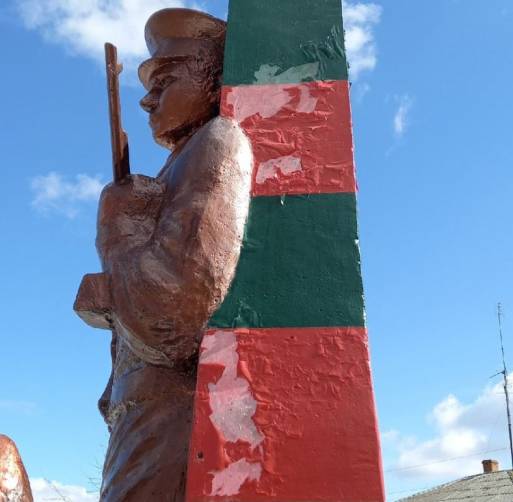 В Новозыбкове со скандального памятника пограничникам начала отваливаться краска