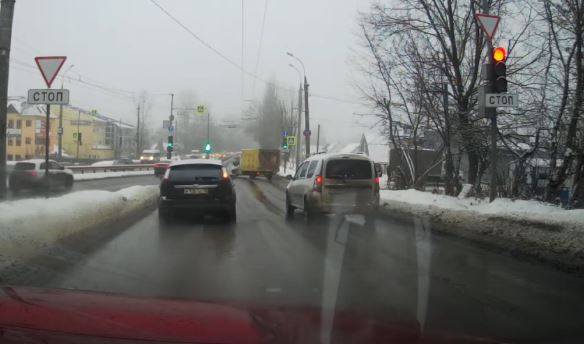В Брянске два водителя сорвались со светофора на красный сигнал