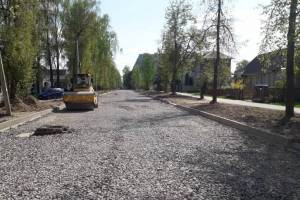 В Брянске на дороге по улице Медведева начали укладывать щебень