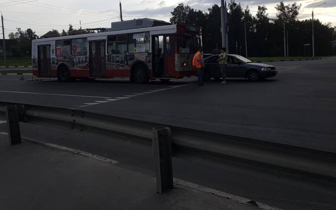В Брянске на Болгарах троллейбус №14 врезался в легковушку 